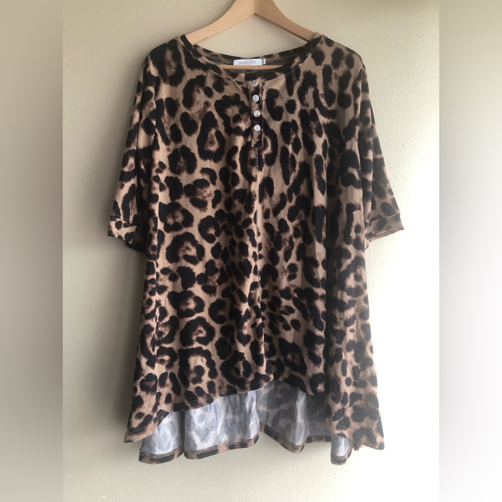 New Amaryllis Apparel Women's Shirt Brown XL Henley Hi Low Tunic Leopard Design